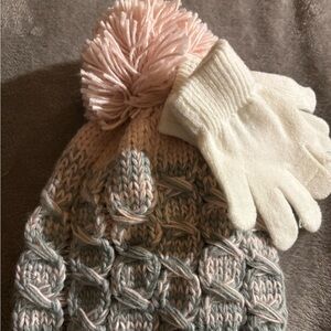 Hat & gloves girls size M/L new 85% acrylic 15%  
polyester